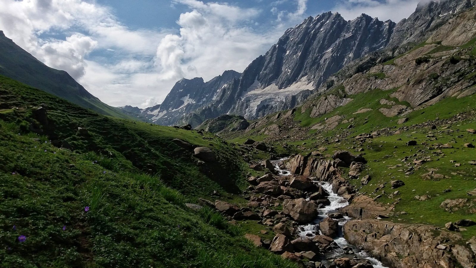 A NARROW GORGE ON Kashmir Great Lakes Trek