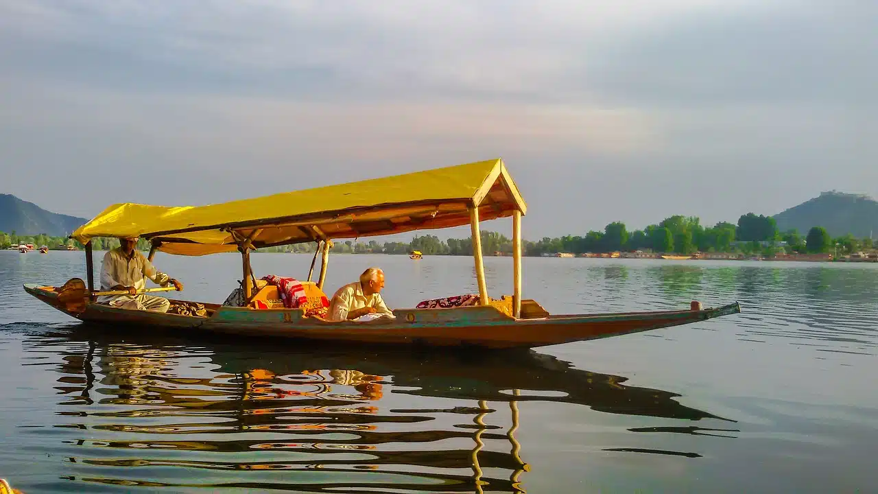 shikara ride on dal lake