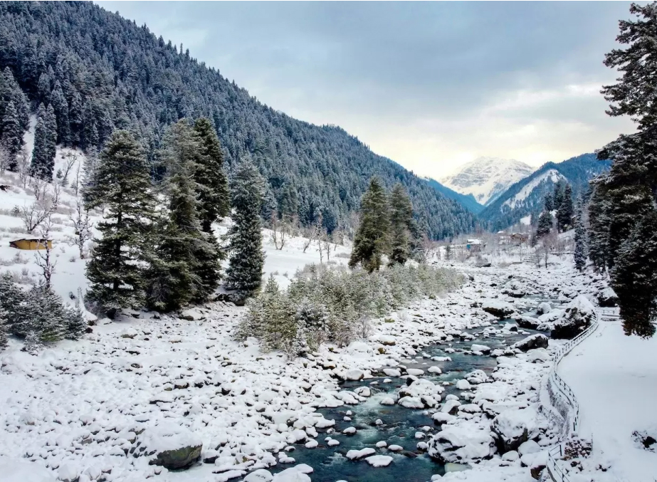 Snow-covered valley during Pahalgam in March