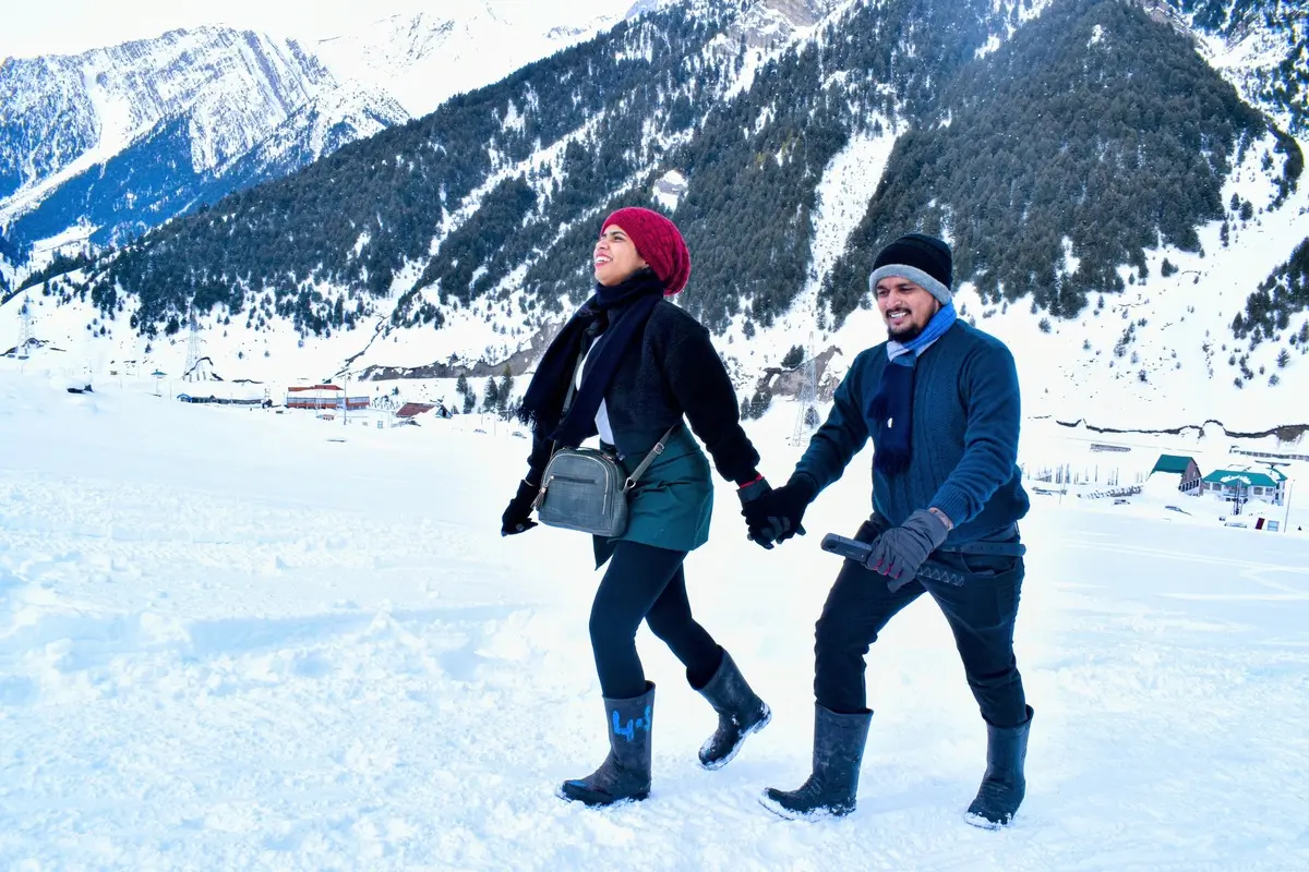 Couple walking on snow during Kashmir itinerary for 6 days